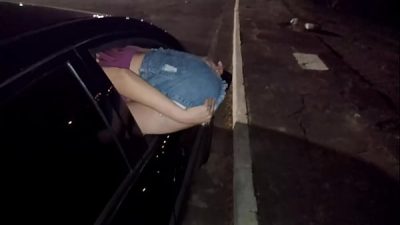 Casada com rabo na janela oferecendo cu pra todos na rua em público!
