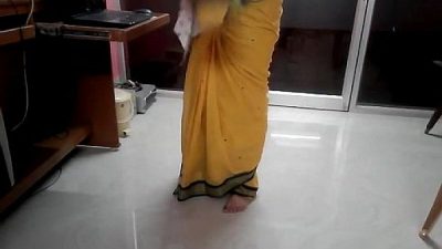 Desi Tamil Married Aunty Exposing Navel In Saree