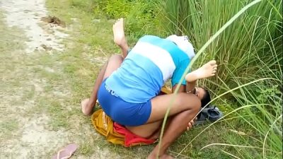 हिदुस्तानी पती पत्नी का जंगल मे मंगल गाव के घेतो मे डाॅगी स्टाईल चुदाई