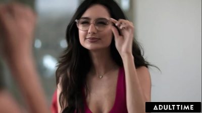 Hot babe puts wrong glasses de