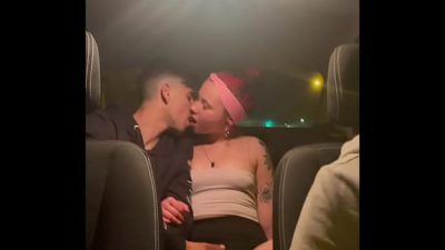 Parejita De Novios Jovenes Follando En Un Uber Por
