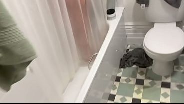 Sem Limites no Chuveiro: O Boquete Mais Quente da Loira Safada que Devora o Namorado na Gringa.