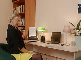Sex Fantasy Of The Secretary Becomes Reality