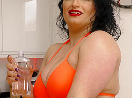 Big Breasted Jasmine De Lanunay Is Oiling Up Her Boobs
