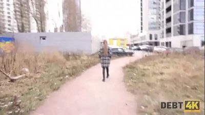 Debt4k. Alice Klay wird von einem Fremden gefickt, weil sie einen Kredit für das iPhone aufgenommen hat