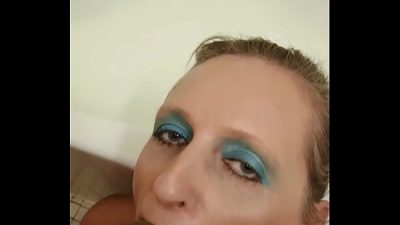 Deutsche Prostituierte MILF Sandra Blasen im Badezimmer