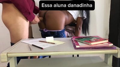 Durante O Recreio Professor E Aluna Ficaram Sozinhos