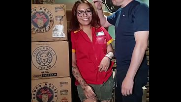 El gerente de la tienda le propone a su empleada  beneficios a cambio de una cogida dura detrás de la bodega
