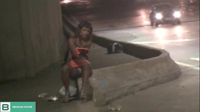 Ela bem safada saiu mostrando cu na rua