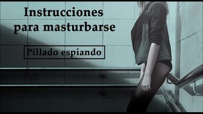 Ella te ha descubierto en el baño. JOI voz española.