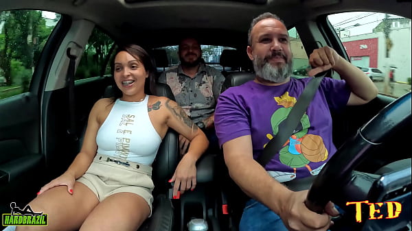 Farra com casal e esposa nua nas ruas