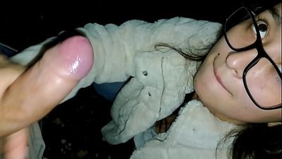 Hermanastra Hace Una Mamada Mientras Pasea Por El
