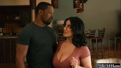 Isiah Maxwell Is Shocked When His Busty Wife Sarah