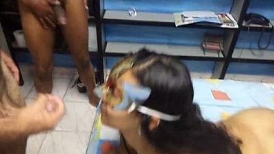 NanaBukkake – Tomando porra de váriosns homens na boca.