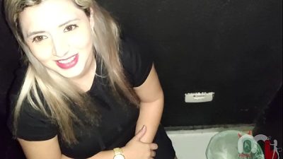 O gostosa peluda na cabine do sexo