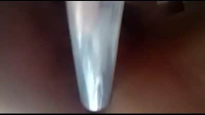 Se toca la vagina con un tubo