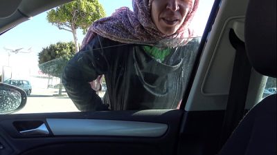 une fille algérienne fait une branlette à un français pervers avec une petite bite
