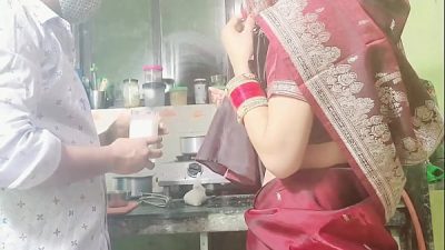 देसी आंटी बोली की ससुर जी मुझे चोदो