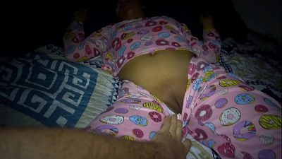 mi dulce hijastra disfruta que la visite por las noches en su habitación. Se puso tan cachonda que me dejó terminar adentro de su panocha depilada