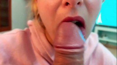Semen en la boca para la hijastra de mi vecino