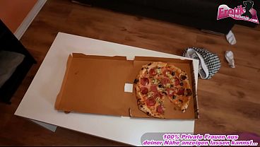 Deutsche blondine lässt sich vom perversen Pizza lieferanten bumsen